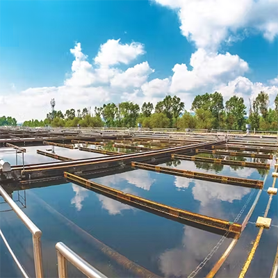 Transmetteur radar de niveau de liquide pour réservoir municipal de produits chimiques